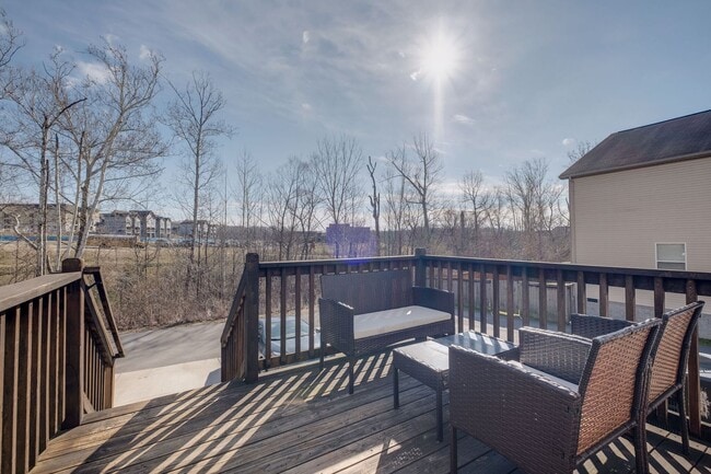 Building Photo - Nicely Appointed 3 Bedroom, 3 bath townhome