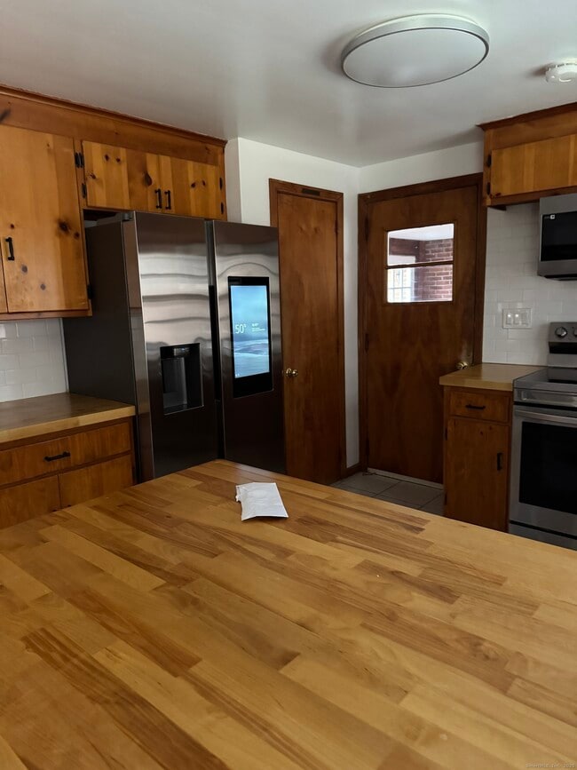 Building Photo - 85 Mountain Rd