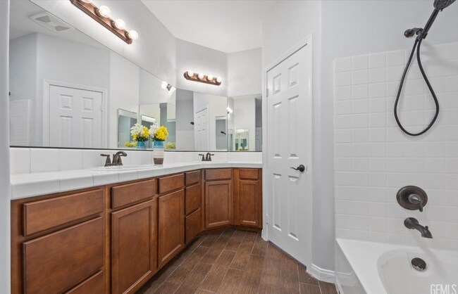 Building Photo - Luxury Furnished 4-Bed Home w/ Pool, Spa, ...