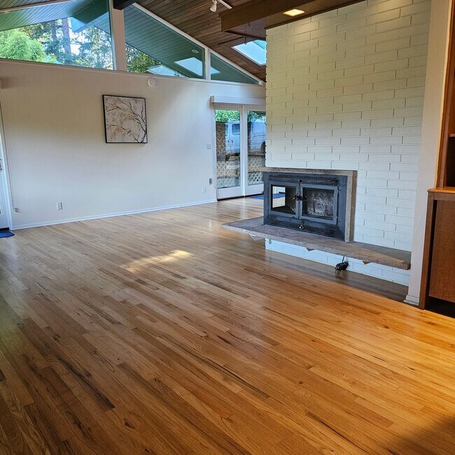 Building Photo - Private Bainbridge Island Retreat with Acreage & Modern Comforts