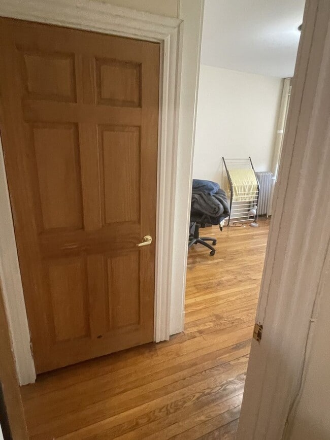 Building Photo - 2BR 1Bth unit. Heat/Hot Water included. Great location!