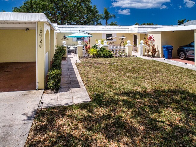 Building Photo - Fully Furnished - 2 bed 2 Bath villa - South Sarasota