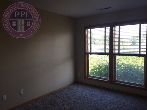 Building Photo - Oregon City Two Level Home with Large Backyard Pet Welcome