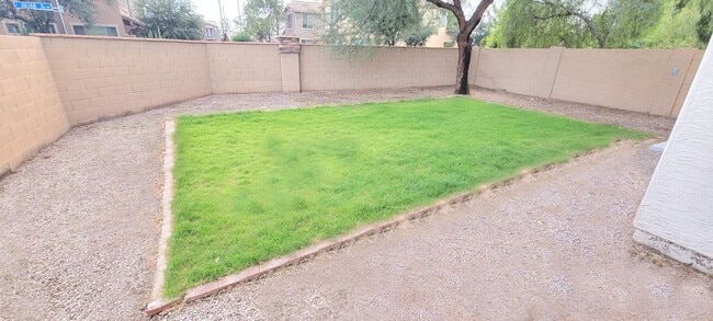 Building Photo - Spectrum At Val Vista