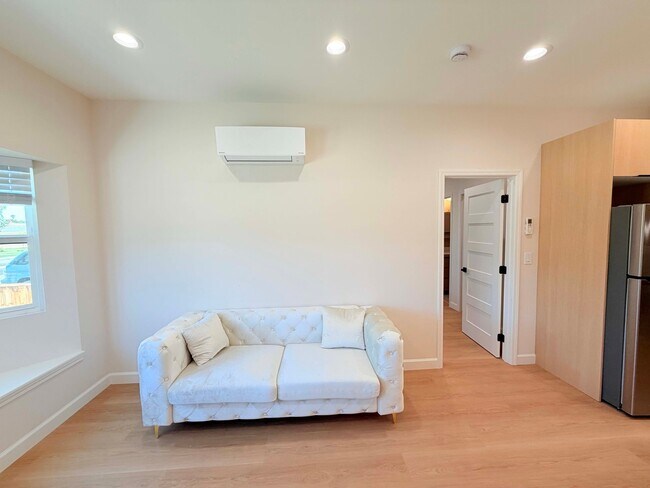 Building Photo - 85 Cronin Dr