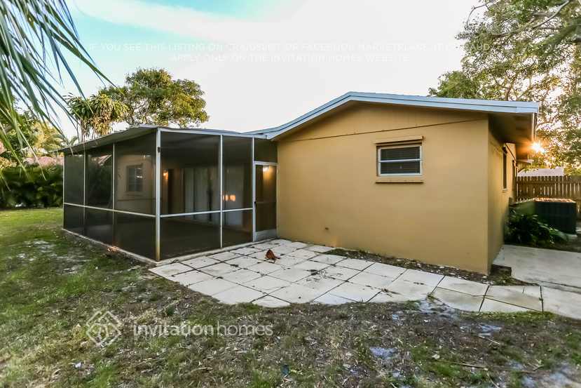 Building Photo - 520 NW 43rd Ave