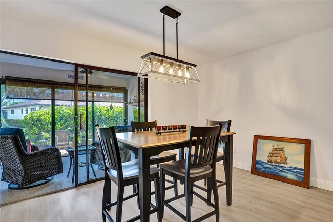 Building Photo - 4840 Greentree Ln