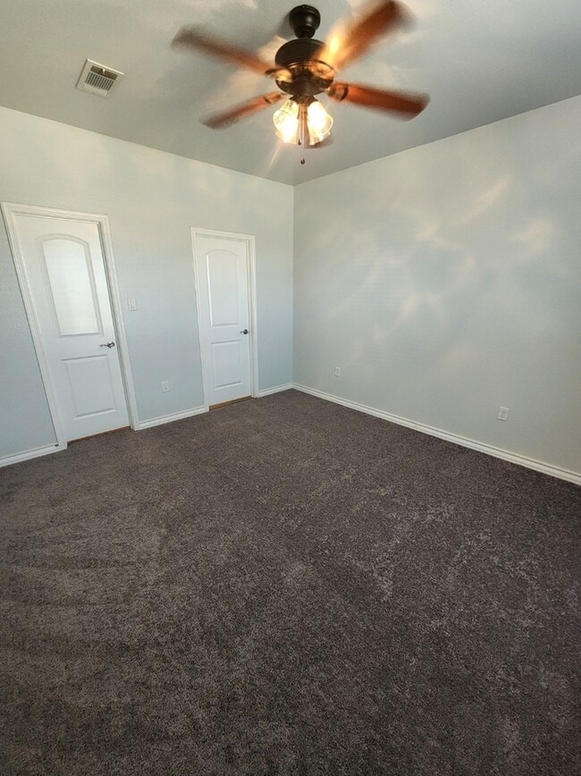 Building Photo - 3 bed 2 bath with 1 car garage