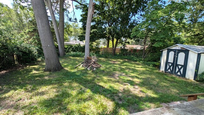 Building Photo - 1-2 bedroom Lakeside home