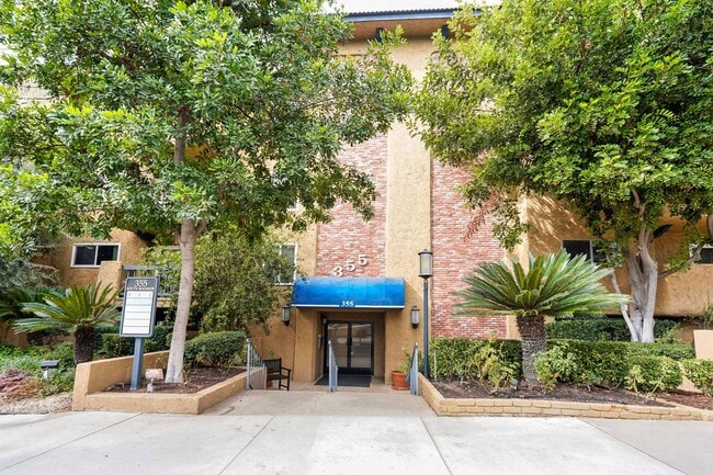 Building Photo - Gated Community 2 Bedroom 2 Bath Condo