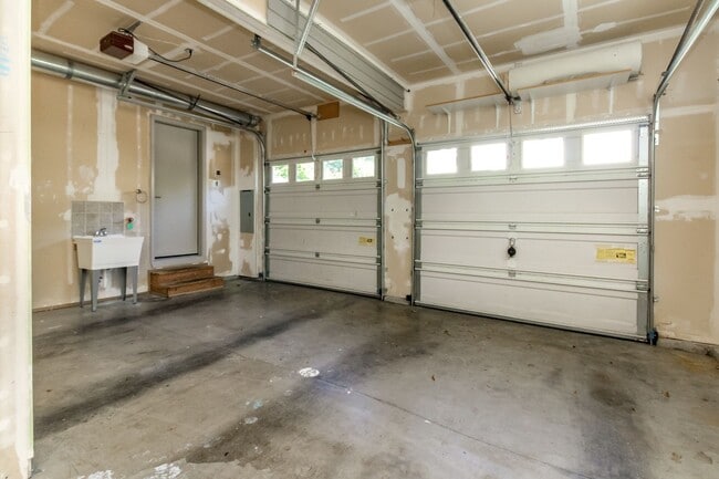 Building Photo - Beautiful upgraded 4 bedroom DuPont home with AC and sprinkler system