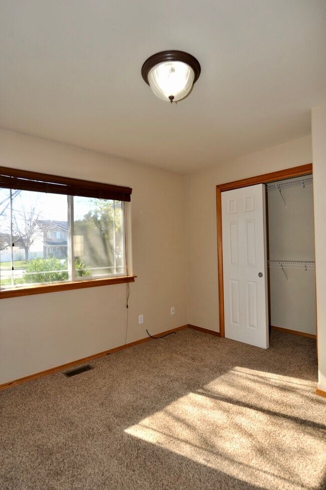 Building Photo - 3 bed 2 bath rancher with office