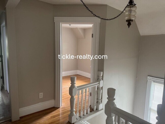 Building Photo - Large 4 Bedroom 2 Bath Single Family Home!...