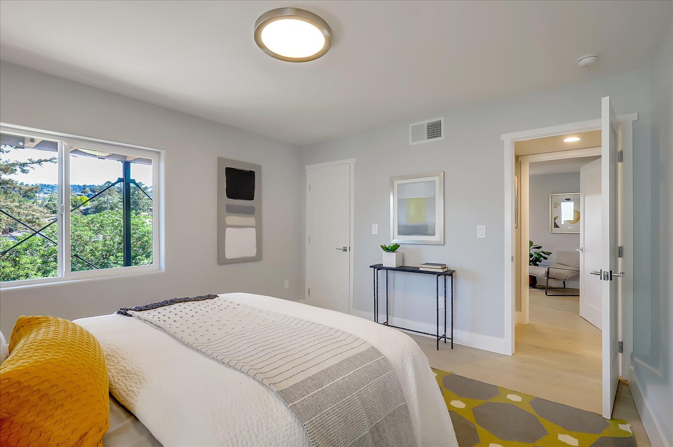 Building Photo - 914 Everett Ave