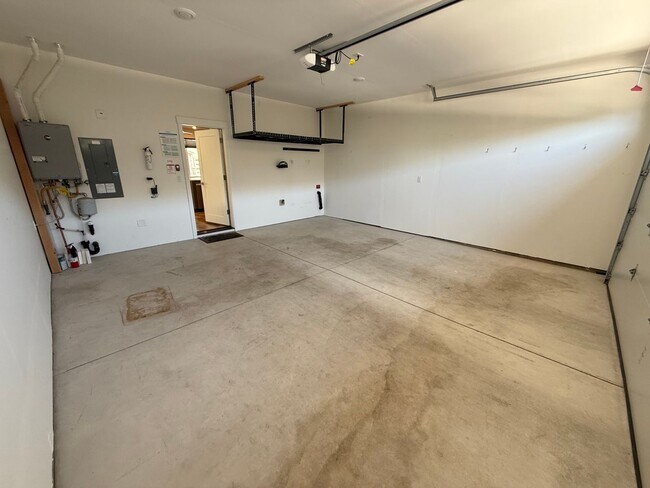 Building Photo - Petrosa!  3 Bdrm, 2.5 Bath 1450 sq ft Town...