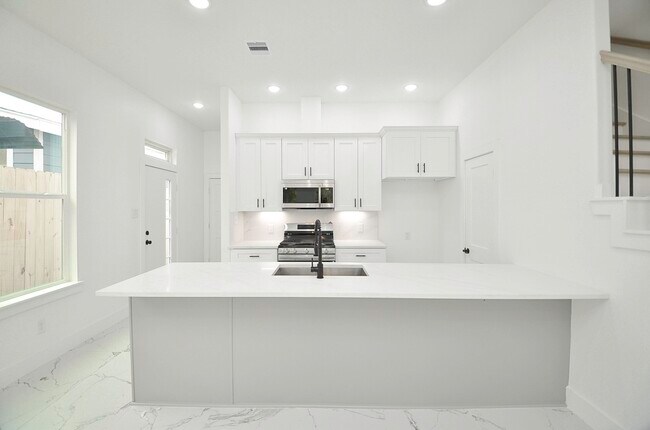 Building Photo - 9312 Waller St