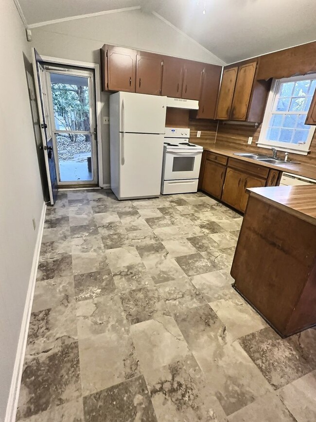 Building Photo - For Rent in Montgomery! First month's rent...