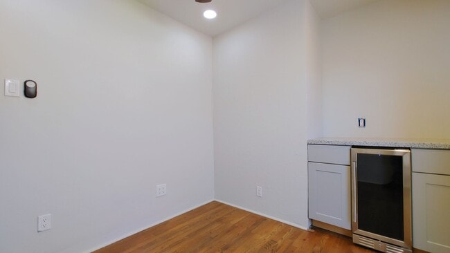 Building Photo - 808 Vassar Dr NE