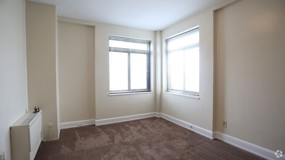 Bedroom -1BR, 1BA - 913 SF - 610 - ROYAL YORK APARTMENTS, LLC
