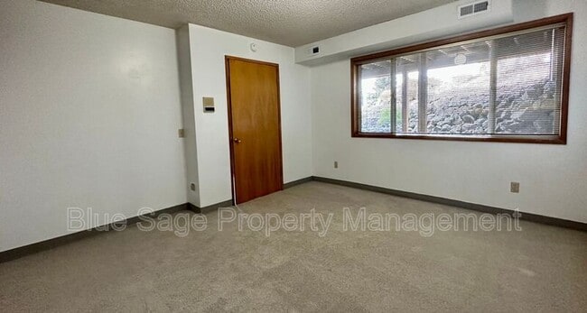 Building Photo - 152 Sea View Dr