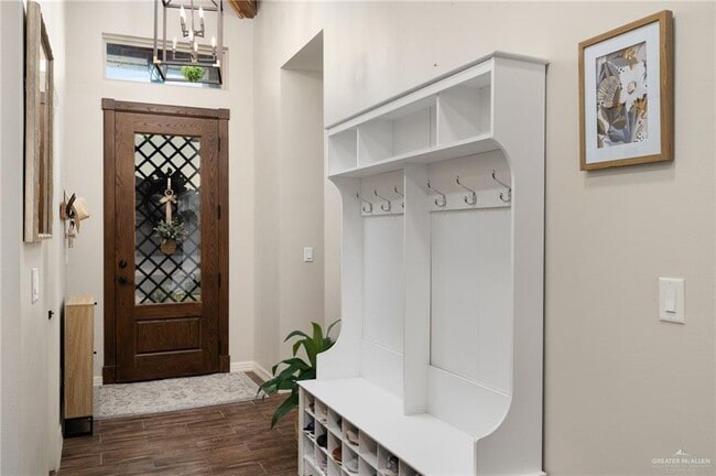 Building Photo - 18 Windsor St