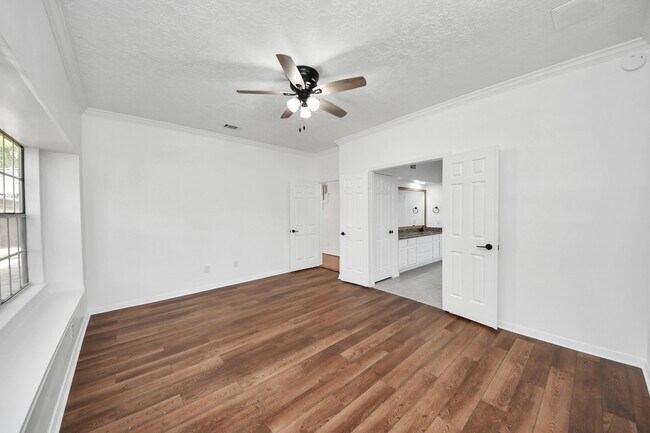 Building Photo - 15919 Lake Lodge Dr