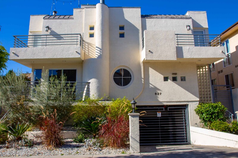 Building Photo - 627 N Sweetzer Ave