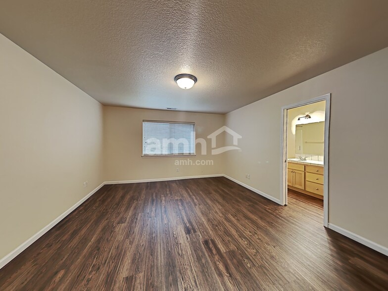 Building Photo - 1628 NE 10th Pl