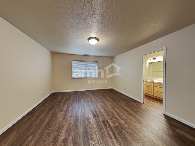 Building Photo - 1628 NE 10th Pl