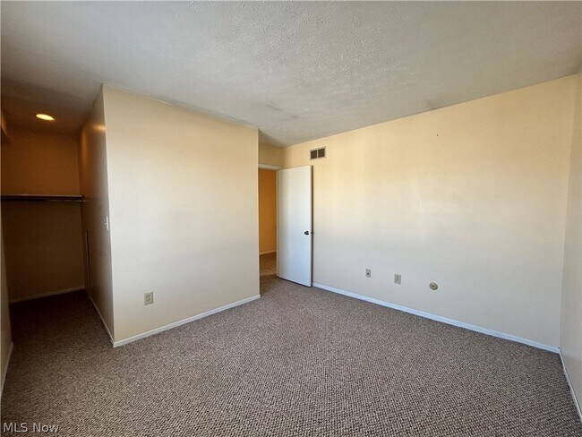 Building Photo - 131 Orchard Dr