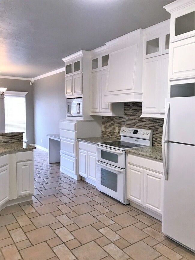 Building Photo - 3 Bed 2 Bath 2 Car Duplex in the Silvertre...