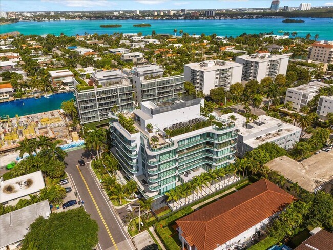 Building Photo - 9901 W Bay Harbor Dr