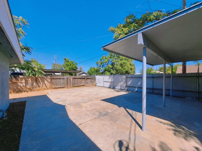 Building Photo - 2221 S Poppy Ave