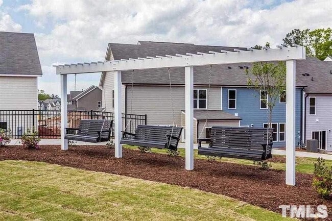 Building Photo - 3 Bedroom 2 Garage & Sunroom End Unit