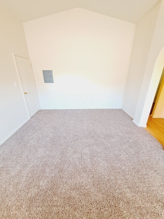 Building Photo - 3 bed 2 bath home in Huning Ranch