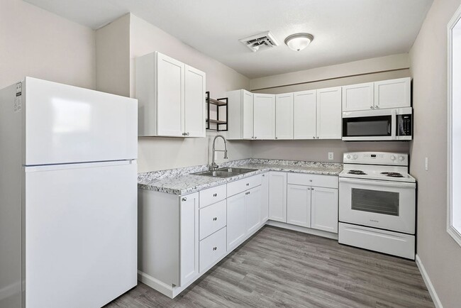 Building Photo - Beautiful completely renovated 2 bed 1 bath townhouse for rent!