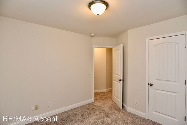 Building Photo - 3 br, 2.5 bath House - 325 Canyon Oak Loop