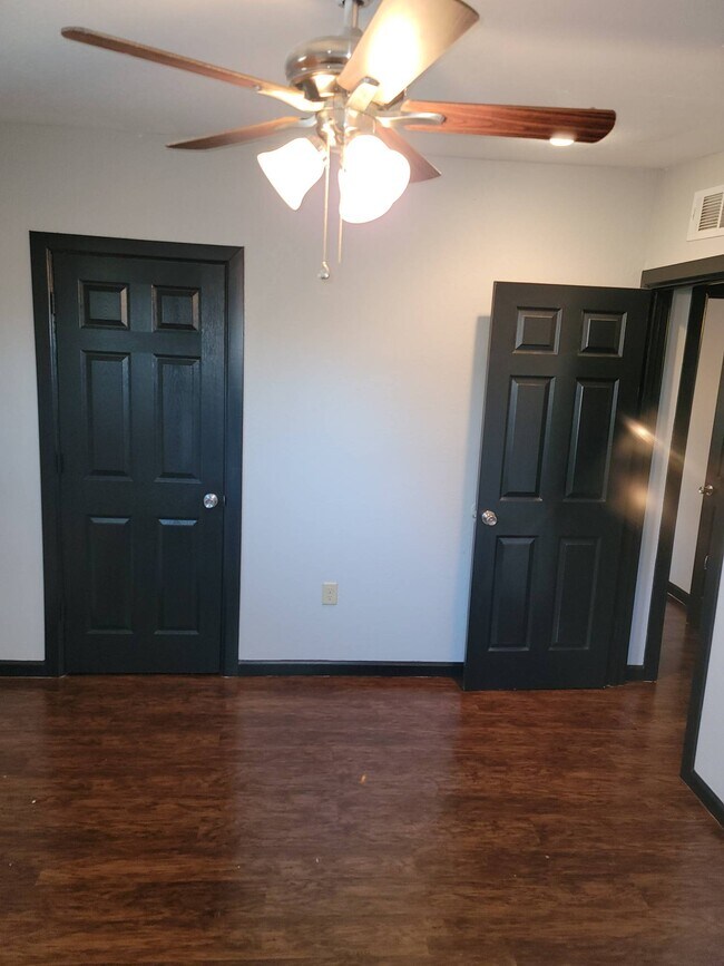 Building Photo - 1104 Bloomfield Dr