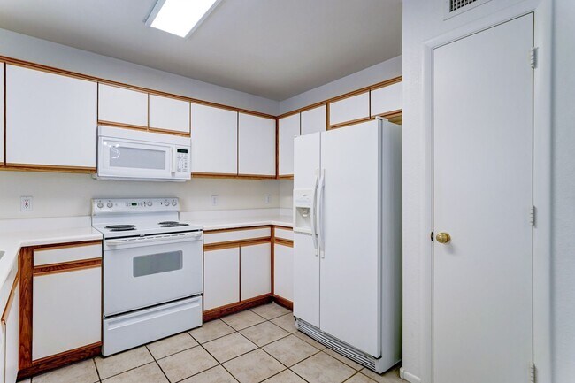 Building Photo - Desirable North Phoenix  Home with 1 Downs...