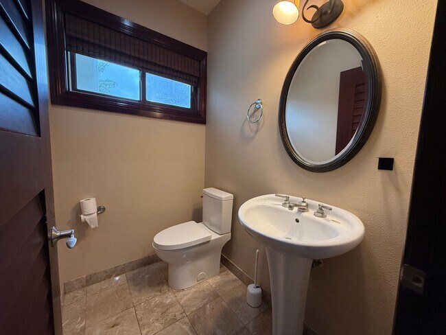 Building Photo - 466 Portlock Rd