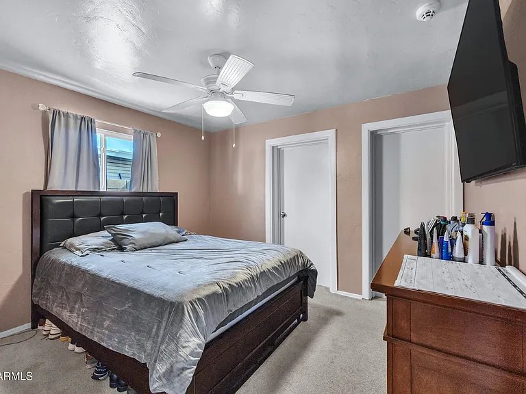 Building Photo - 2801 W Glenrosa Ave