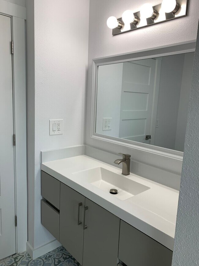 Building Photo - Beautiful 1bedroom on Sheridan