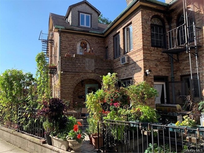 Building Photo - 3212 Cambridge Ave