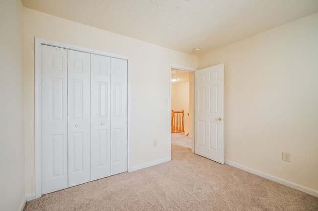 Building Photo - Spacious Townhome with 2 assigned parking spots