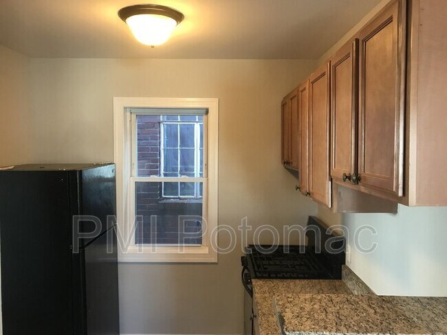 Building Photo - 344 Main St