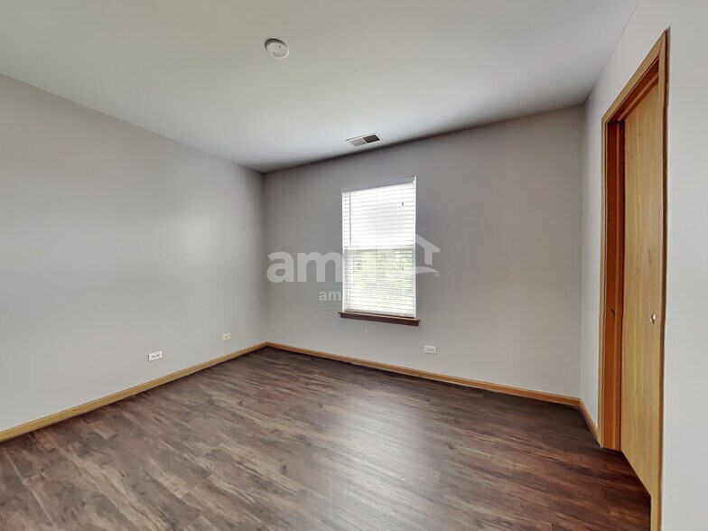 Building Photo - 2046 Middlebury Dr