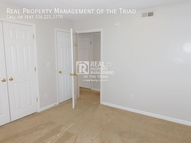 Building Photo - *Move In Special* Ground Level 2 BR/ 2 BA ...