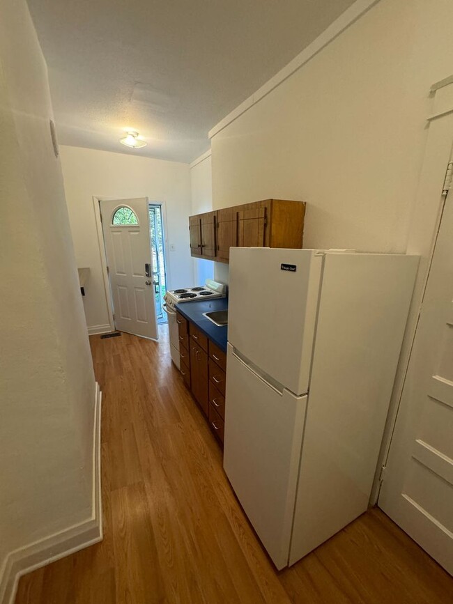 Building Photo - 1 bed/1 bath unit in triplex located in de...