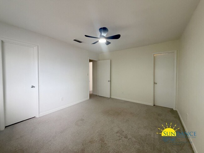 Building Photo - Beautiful 2 Bedroom townhome in Fort Walton Beach in between Hurlburt Field & Eglin Airforce Base!