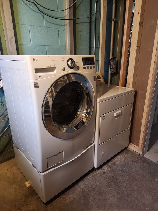 Building Photo - Single family home in great neighborhood!